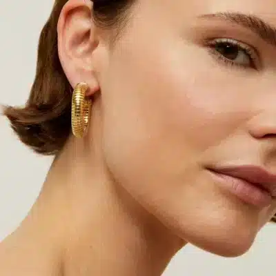 Boucles d'oreilles créoles Antigone dorées - Nacre blanche – Image 3