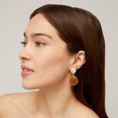 Boucles d'oreilles Silia dorées - Bois & Nacre blanche – Image 2