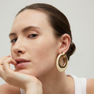 Boucles d'oreilles Selva grand modèle acétate dorées - Ivoire – Image 2