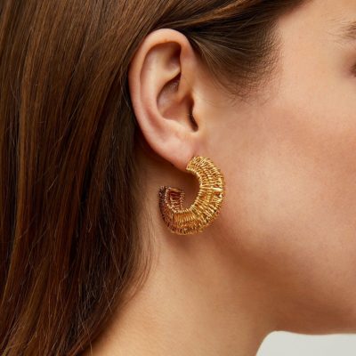 Boucles d'oreilles créoles Crocus Filea petit modèle dorées – Image 2